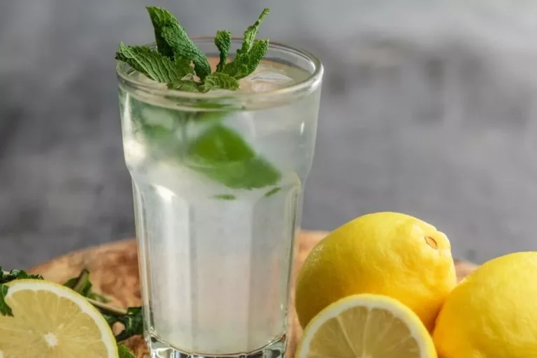 Glas mit Zitronenwasser und Minze